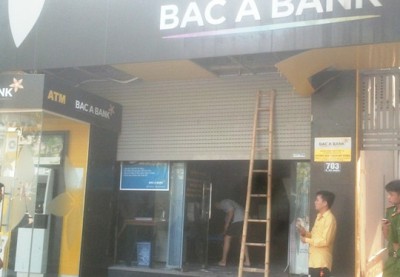 Cửa cuốn kẹp chết một bảo vệ ngân hàng